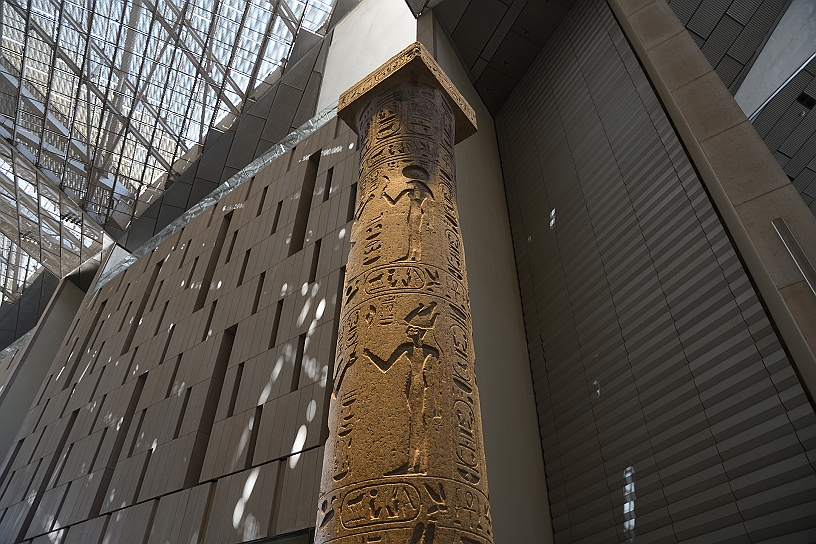 13 MAK_7018.jpg - Nell’atrio anche la colonna commemora l’epica vittoria del faraone Merenptha, 13° figlio di Ramses II, contro gli invasori provenienti dal mare, risale circa al 1200 a.C. E’ nota per contenere il più antico riferimenti storico a Israele. è scritto: «… Israele è desolata e non ha più seme (non possiede più discendenza ndr)…».